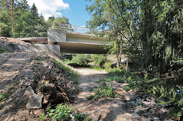 Práce na rekonstrukci mostů u Kfel se vůli problémům dodavatele zastavily.