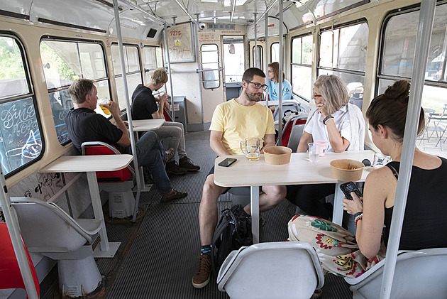 Na Dlabačově vzniklo v odstavené tramvaji bistro, láká na vlastní značku piva