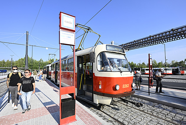 Požár měnírny odklonil na pět hodin tramvajové linky v Praze na Žižkově