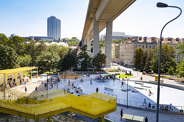 Na zanedbaném trávníku pod Nuselským mostem vznikl park podle architektů