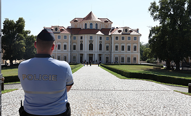 Úspory vláda vyřeší na zámku. Tradice, na stole ale má být jen voda, míní politolog