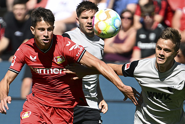 Leverkusen dál tápe, proti Augsburgu mu nepomohli ani Schick s Hložkem