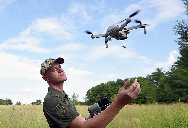 Čech inovuje vojenské drony, cokoliv postaví, do týdne létá na Ukrajině