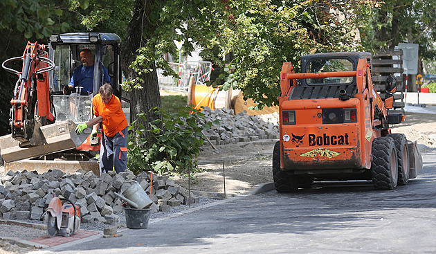 Silnice je na první pohled tém hotová, nová kanalizace, asfalt i chodník u...