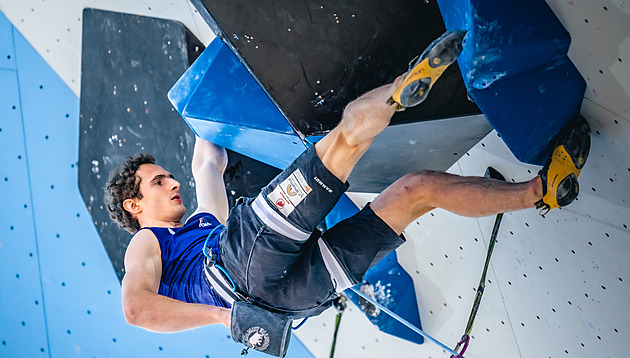 Ondra v obtížnosti zabojuje o další medaili, Adamovská byla pátá v boulderingu