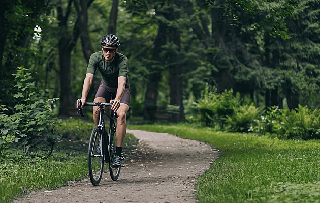 Správně nasazená helma může cyklistovi zachránit život. Potřebuje ale měnit