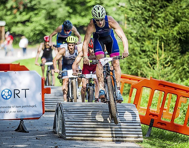 Prachatická Xterra slaví 20 let. Češi míří vysoko, program zpestří letec Šonka