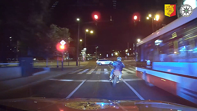 VIDEO: Zdrogovaný motorkář policii ignoroval, nakonec nevybral zatáčku