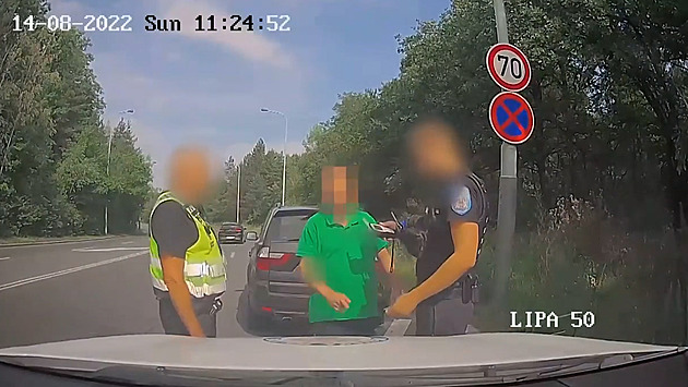 VIDEO: Opilému řidiči za jízdy padaly na silnici části auta