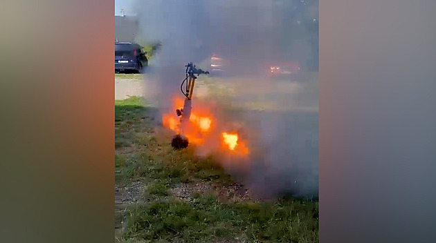 VIDEO: Tak hoří elektrokoloběžka. Stroj za sto tisíc měl jet do servisu