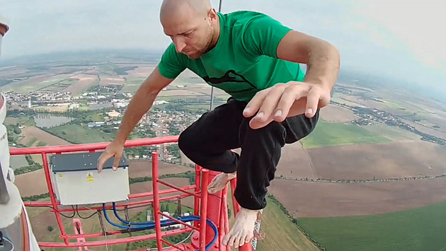 Gymnasta si zacvičil na vrcholu liblického stožáru, nejvyšší stavbě Česka