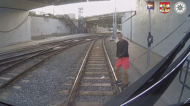 VIDEO: Mladík házel kameny na tramvaj, rozbil čelní sklo