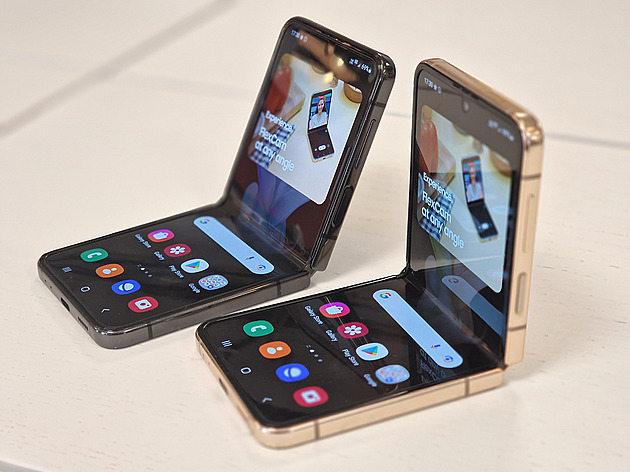 Známý ničitel telefonů vyzkoušel, jak odolný je skládací Samsung Z Flip 4