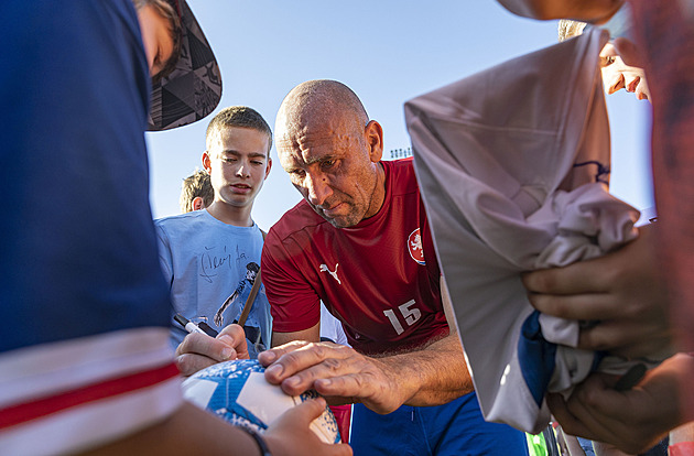 RECENZE: Jemný obr Jan Koller dává gól. Pohádka o obyčejném klukovi