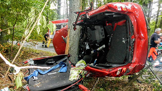 Řidička narazila do stromu, hasiči ji z vozu vyprošťovali přes hodinu