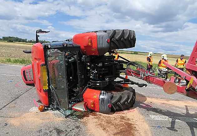 Nehoda osobního vozu a traktoru u Jiínvse na Jiínsku. (9. 8. 2022)