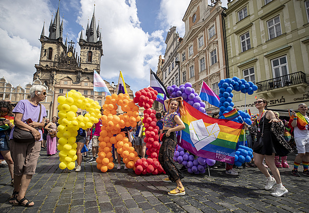Dvanáctý ročník duhového průvodu. Václavské náměstí zaplnily tisíce lidí