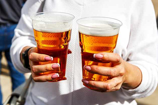 Zákaz plastů zdraží pivo a jídlo u stánku. Ceny zvýší náhrady kelímků či příborů