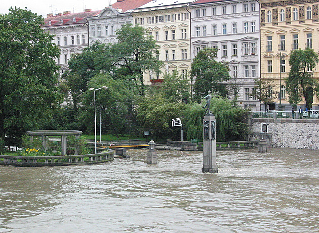 Po pár dnech další povodně. Velká voda před 100 lety ohrožovala sever a jih Čech