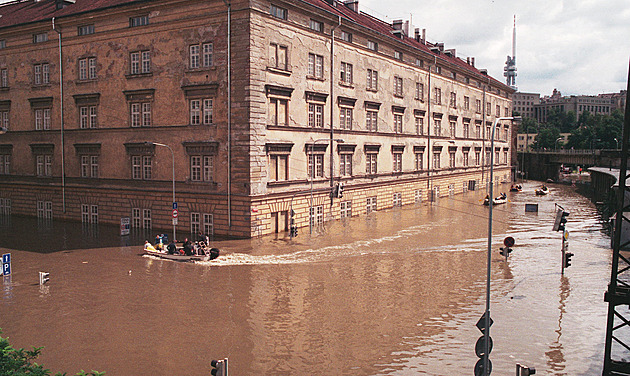 Povodně 2002 smetly Prahu. Symbolem tragických záplav je metro a zoo
