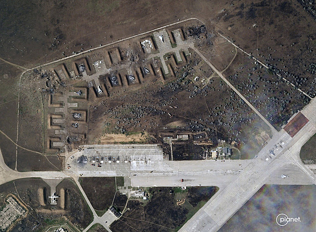 Ruská základna na Krymu je vážně poškozená, ukazují satelitní snímky