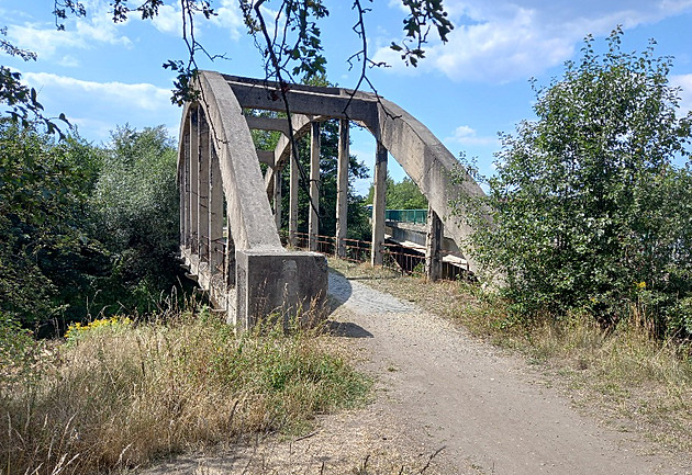 Mosty na říčce Svatavě jsou zajímavé svou konstrukcí ze železobetonu