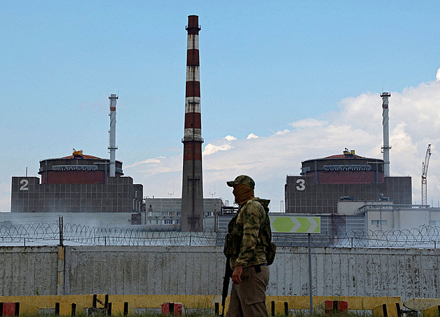 Ukrajinci pracují v záporožské jaderné elektrárně pod hlavněmi ruských zbraní
