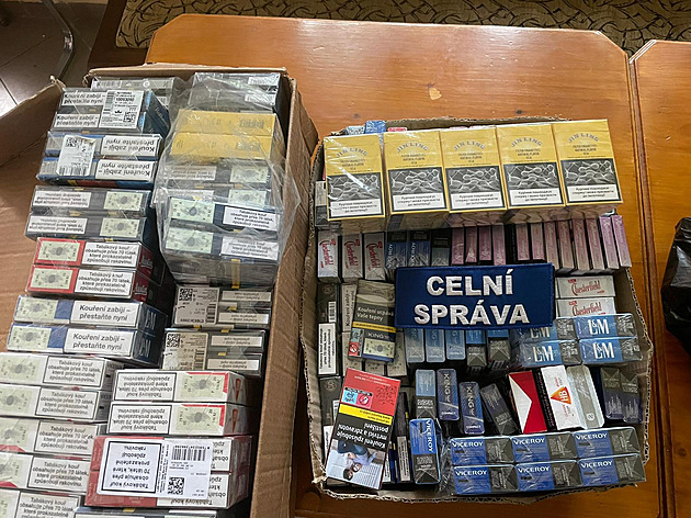 Kompletní výrobní linku na nelegální cigarety objevili celníci při raziích