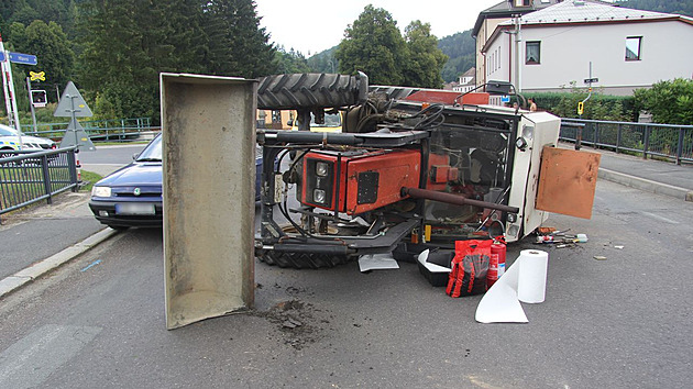 Kvůli plastové lahvi pod pedálem brzdy řidič převrátil traktor v křižovatce