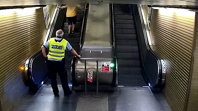 VIDEO: Utíkající recidivista zvolil špatně, eskalátor v protisměru nezdolal