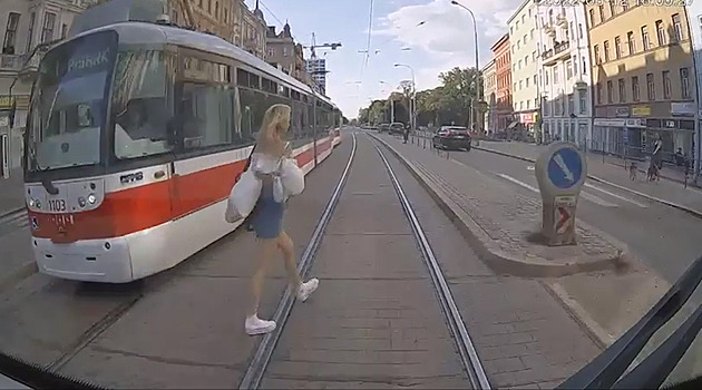 VIDEO: Tramvaj v Brně málem srazila ženu, ta si toho ani nevšimla