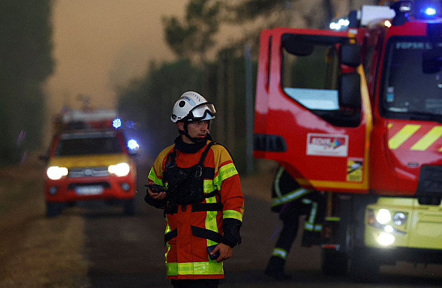 Ve Francii zemřelo v hořícím domě sedm dětí i jejich matka, otec přežil