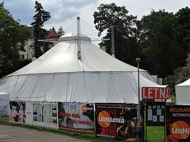 <p>Mezinárodní festival nového cirkusu a divadla dnes večer zahajuje ohnivou show! </p>
