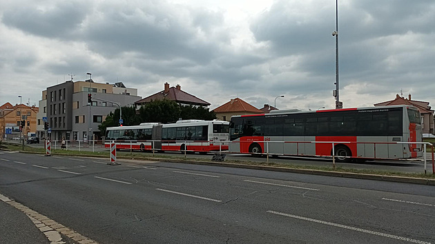 <p>Autobus v nových barvách ve stanici Divoká Šárka.</p>