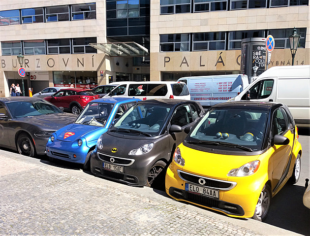 <p>Hned několik malých aut pohromadě parkuje v Rybné ulici na Praze 1.</p>