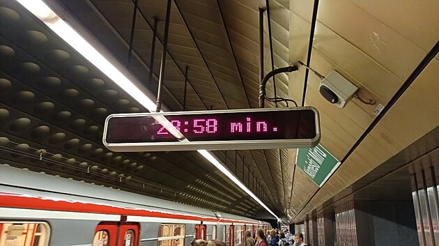 <p>V ranních hodinách byl přerušen provoz metra v úseku Želivského - Náměstí Míru. Lidé museli využít tramvaje.</p>