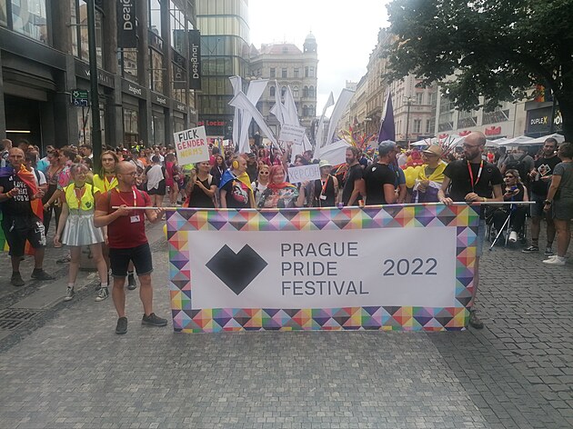 <p>Průvod festivalu Prague Pride se vydává z dolní části Václavského náměstí až na Letenskou pláň.</p>