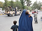 Bojovníci Tálibánu oslavují výroí pevzetí moci nad Afghánistánem. (15. srpna...