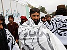 Bojovníci Tálibánu oslavují výroí pevzetí moci nad Afghánistánem. (15. srpna...