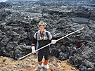 Na Islandu odebíral brnnský geolog Luká Krmíek vzorky havé lávy z chrlící...