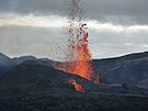 Na Islandu odebíral brnnský geolog Luká Krmíek vzorky havé lávy z chrlící...