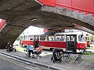 Na tramvajové ton Dlabaov vzniklo Bistro Tona.