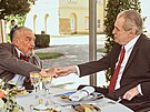 Karel Schwarzenberg (vlevo) a prezident Milo Zeman pi setkání na zámku v...