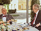 Karel Schwarzenberg (vlevo) a prezident Milo Zeman pi setkání na zámku v...