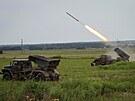Ukrajin�tí vojáci st�ílejí z vícenásobného odpalovacího raketového systému BM21...