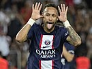 Neymar v dresu Paris Saint-Germain pi své tradiní gólové oslav bhem utkání...