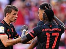 Hrái Bayernu Mnichov Thomas Müller a Sadio Mané slaví gól Jamala Musialy v...