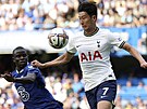 Útoník Tottenhamu Son Heung-min a záloník Chelsea N'Golo Kante v zápase...