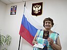 ena se v Chersonu fotí se svým novým ruským pasem. Snímek poídily ruské...