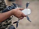 Ukrajintí vojáci se úastní výcviku v ovládání dron na základn v Kyjevské...